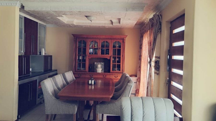 5 Bedroom Property for Sale in Ilitha Park Western Cape